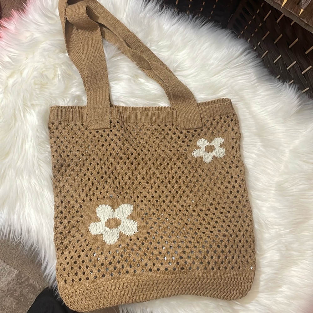 -0001106 NWOT UNIQUE HANDMADE FLOWER PATTERN CROCHET TOTE BAG.
